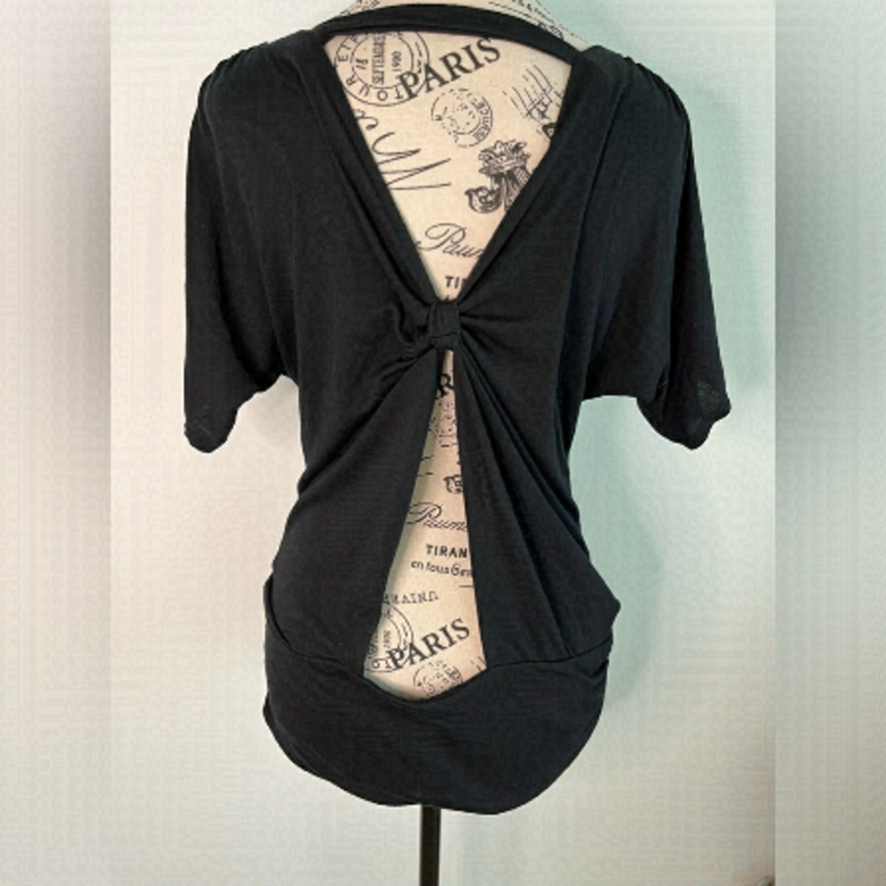 Possibly reversible black T-shirt. Size small (0154)